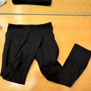Lululemon crop 2 mesh and laser cut out black